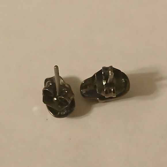 Black Metal Gothic Skull Mini Stud Earrings - Picture 4 of 7